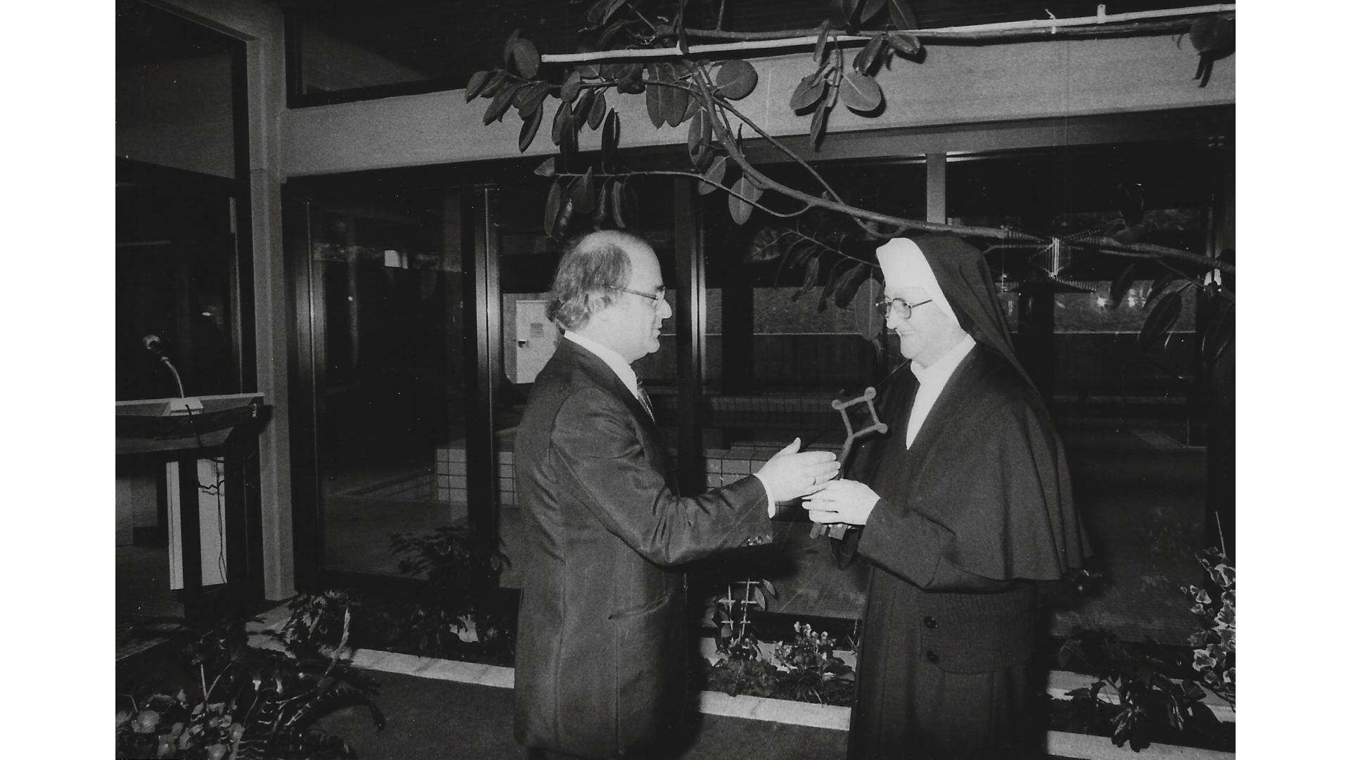 Generaloberin, Schwester Mechtildis Eichinger, Übergabe des Schlüssels anlässlich der Einweihung des Kurmittlhauses 1978. Foto:  Archiv Arme Schulschwestern