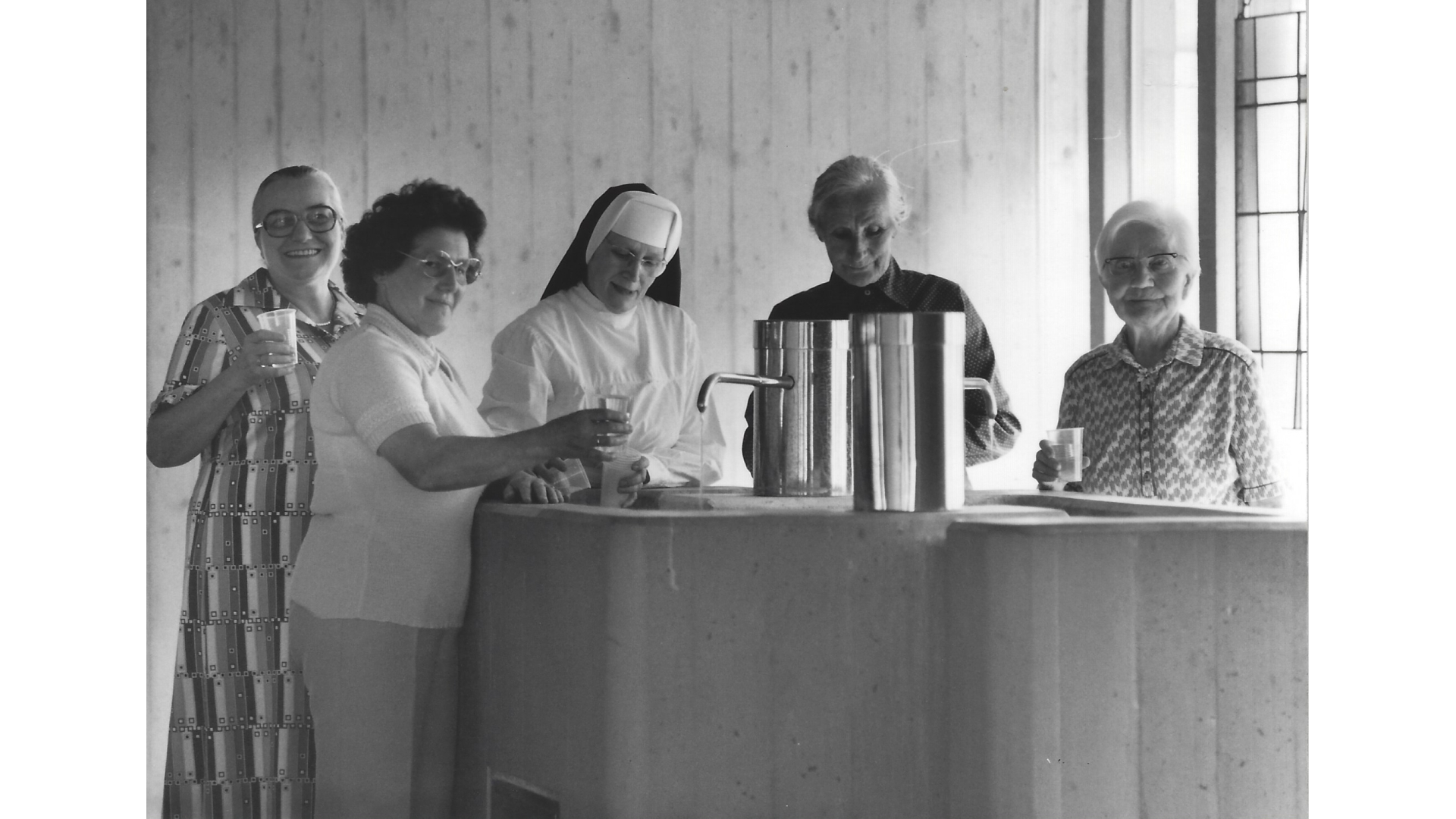 Die gesellige Schwester Heliodora am Trinkkurbrunnen mit Kurgästen. Foto: Archiv Arme Schulschwestern