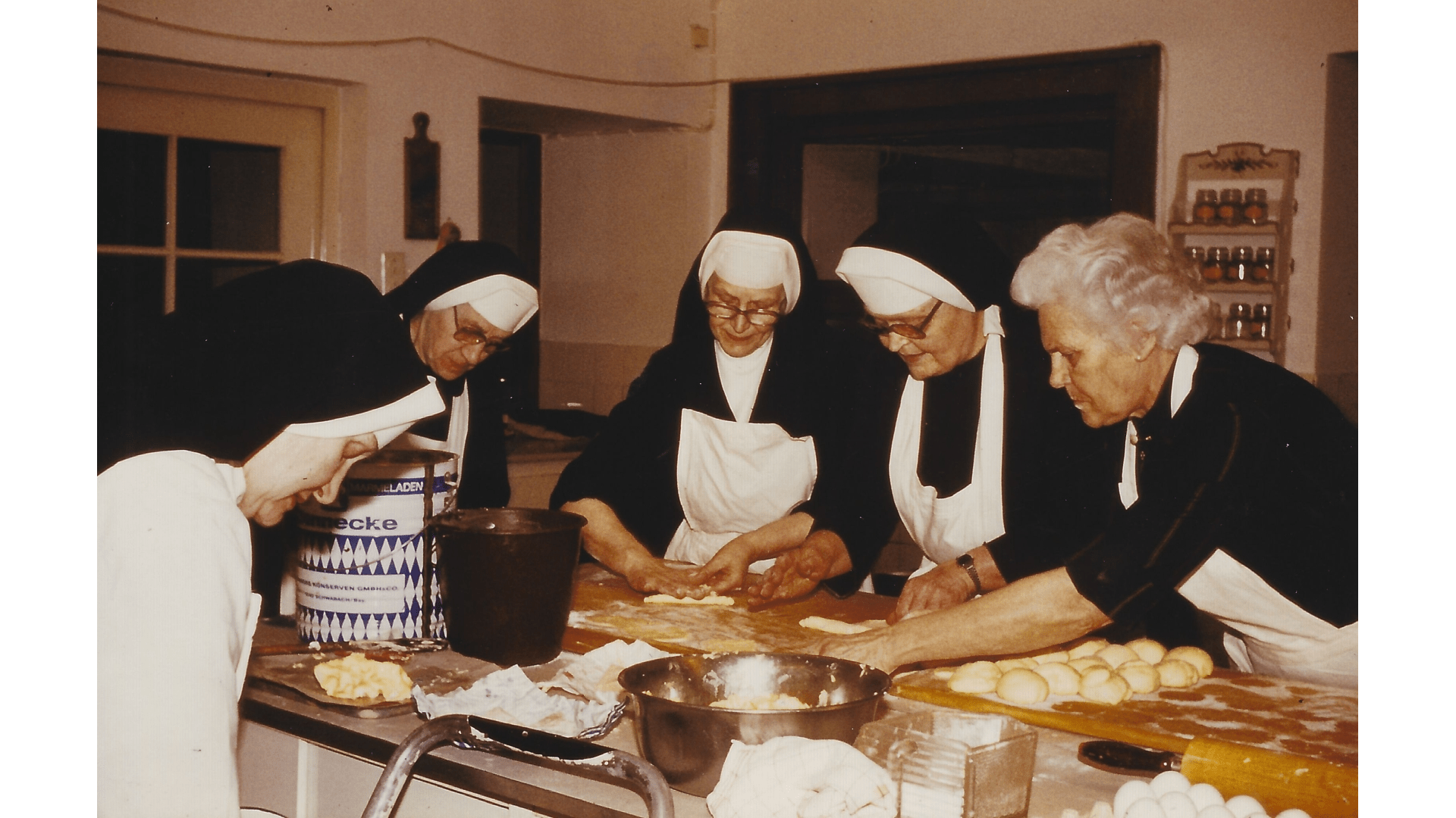 Teamarbeit mit Kurgästen  -Butterhörnchen zum Stehempfang 1978 Foto: Archiv Arme Schulschwestern