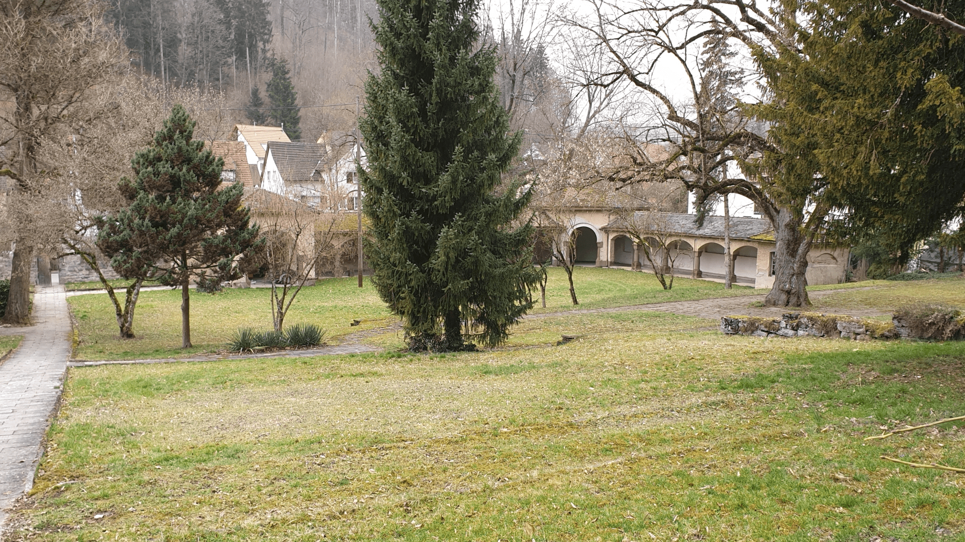 Klostergarten mit Wandelgang, Badstr 63-65. Foto Archiv Arme Schulschwestern
