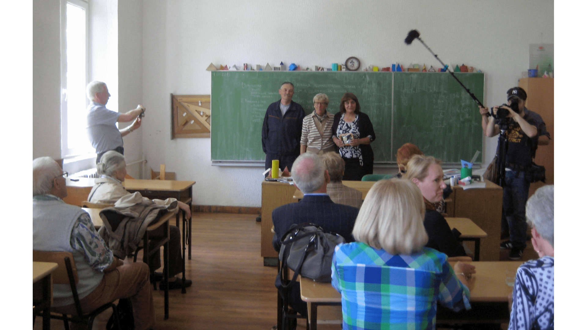Besuch im einstigen Kloster, ehemalige sowie derzeitige Schule 2013. Foto: Archiv Freundeskreis Filipowa