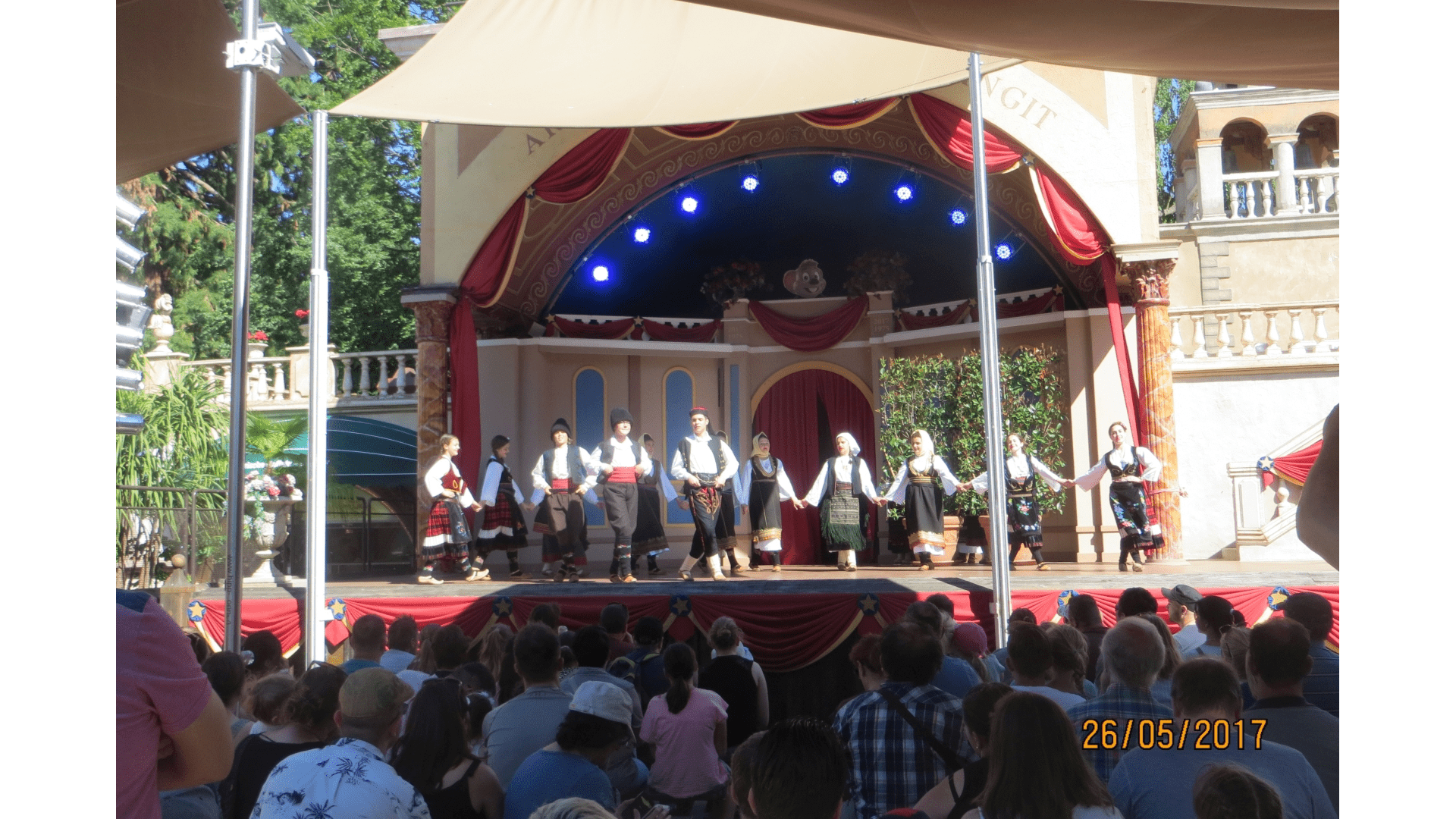 Die serbischen Jugendlichen wurden auch zu einem Besuch des Europaparks eingeladen. Dort hatten sie einen Auftritt auf der Freilichtbühne. Zahlreiche Besucher spendeten Applaus. Foto: Archiv Freundeskreis Filipowa