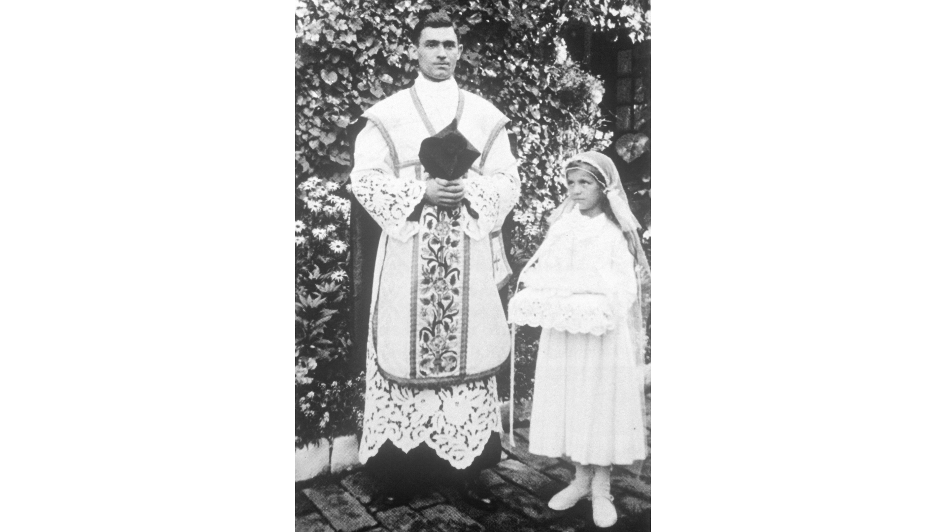 Mathias Johler wurde am 29.6.1937 zum Priester geweiht. Die Primizbraut ist seine Schwester Sophia Johler. Foto: Archiv Freundeskreis Filipowa