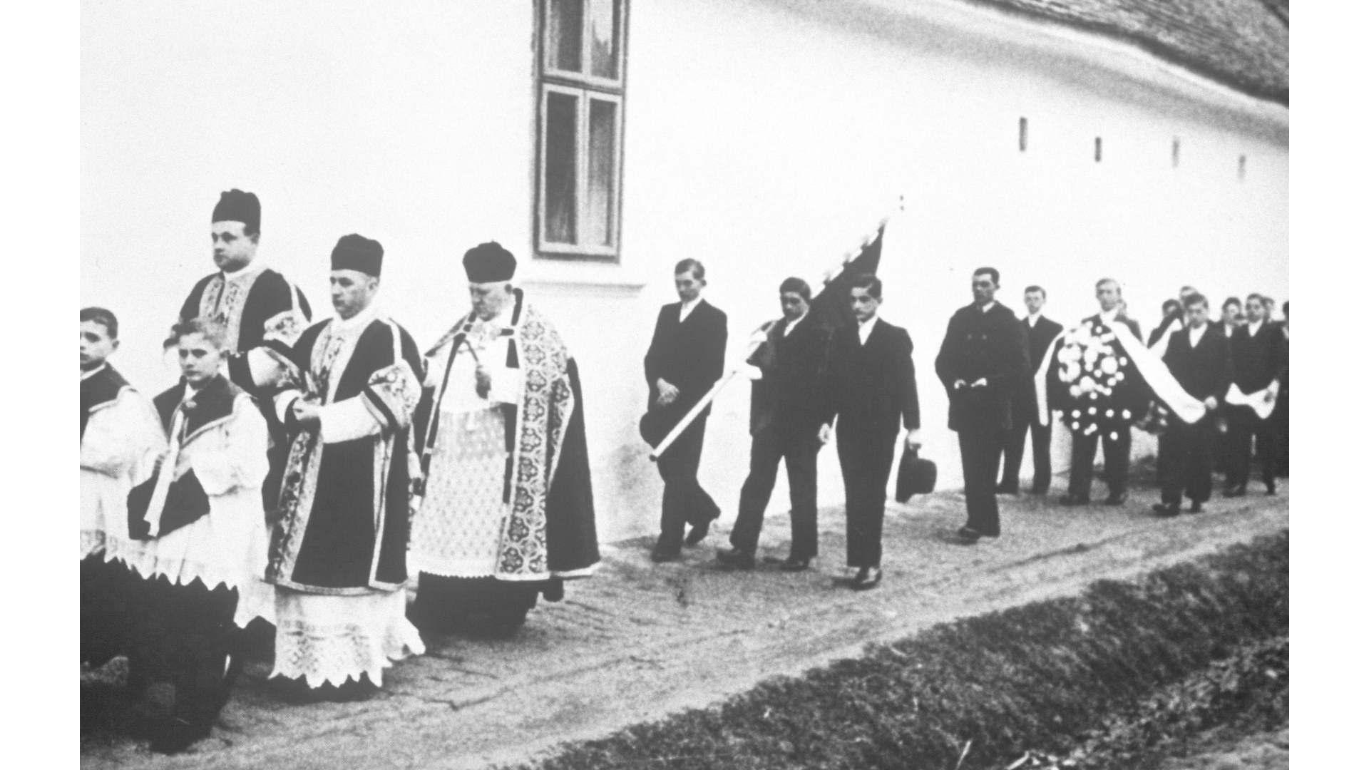 Beerdigung in den 1930er Jahren mit Pfarrer Peter Müller. Foto: Archiv Freundeskreis Filipowa