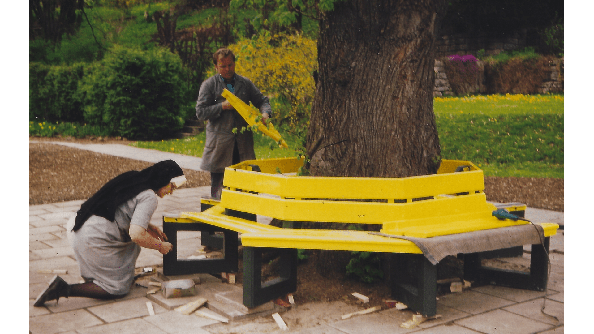 Die Montage einer selbst konstruierten Parkbank. Foto: Archiv Arme Schulschwestern
