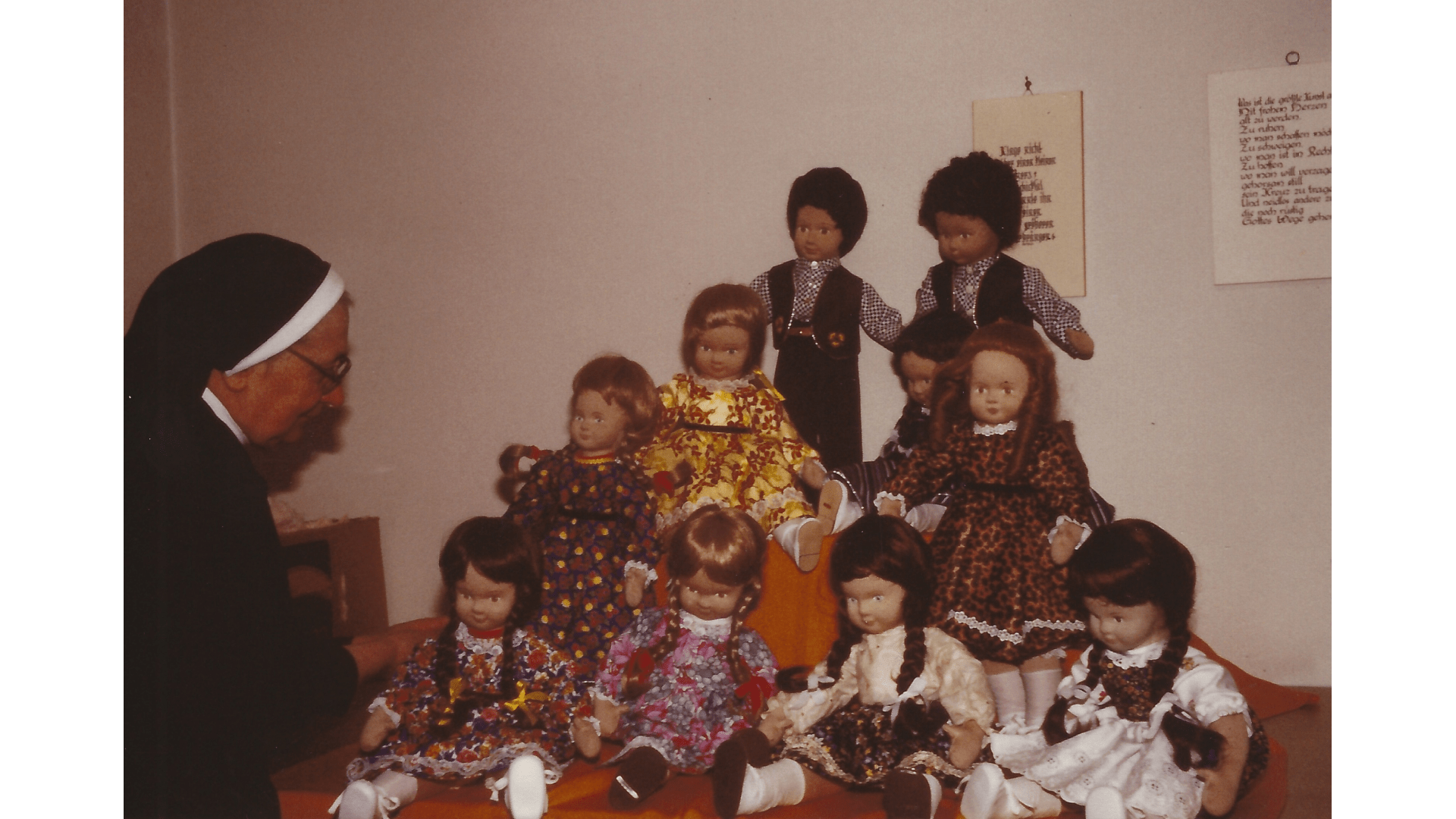 Puppenfamilie - an der Herstellung beteiligten sich auch die Mitschwestern. Foto: Archiv Arme Schulschwestern