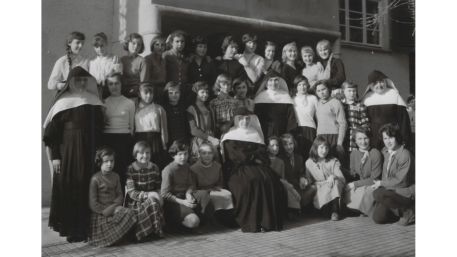 Eine zweite Gruppe Schülerinnen 1958.   Foto: Archiv Arme Schulschwestern