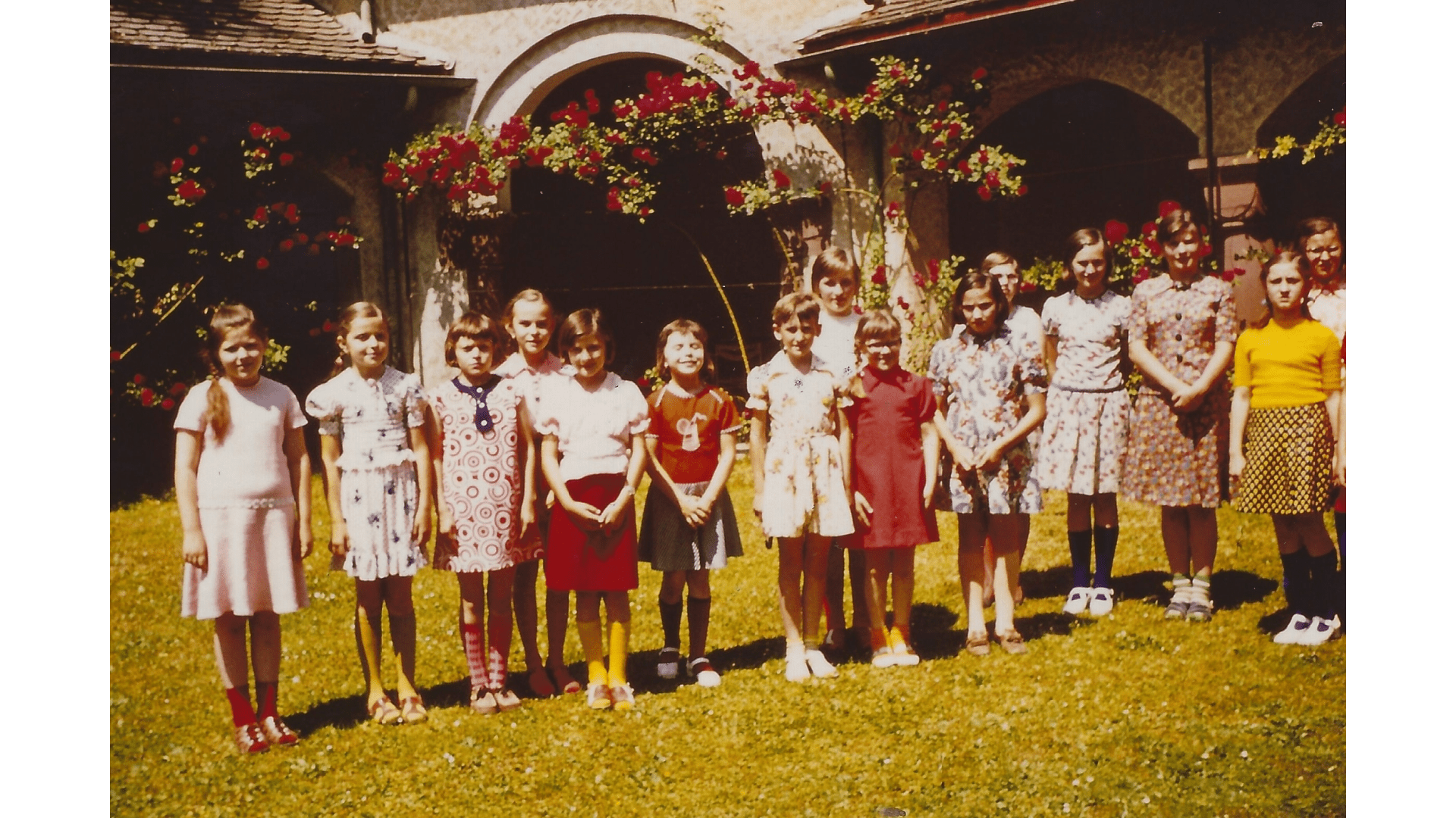 Der Klostergarten lädt zum Spielen in der Freizeit ein, Bild von 1966.  – Foto:- Archiv Arme Schulschwestern