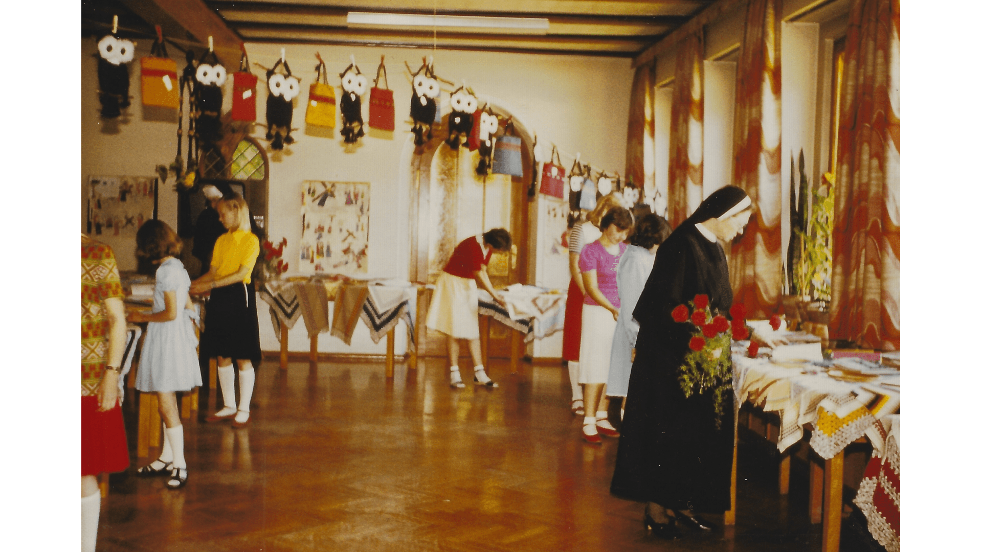 Schwester Sigismunda bereitet mit ihren Schülerinnen 1982 einen Basar vor. Foto: Archiv Arme Schulschwestern