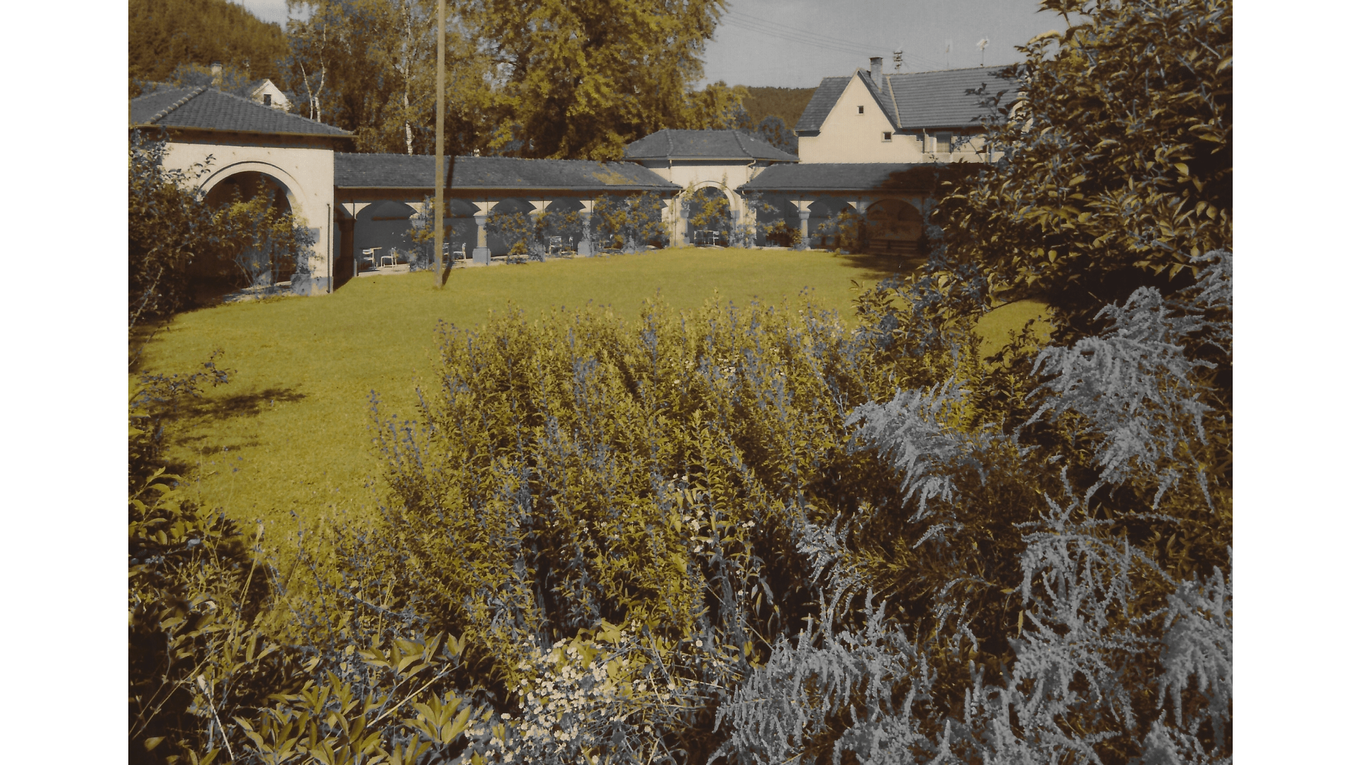 Klostergarten mit Wandelgang um 1975 – Foto:  Archiv Arme Schulschwestern