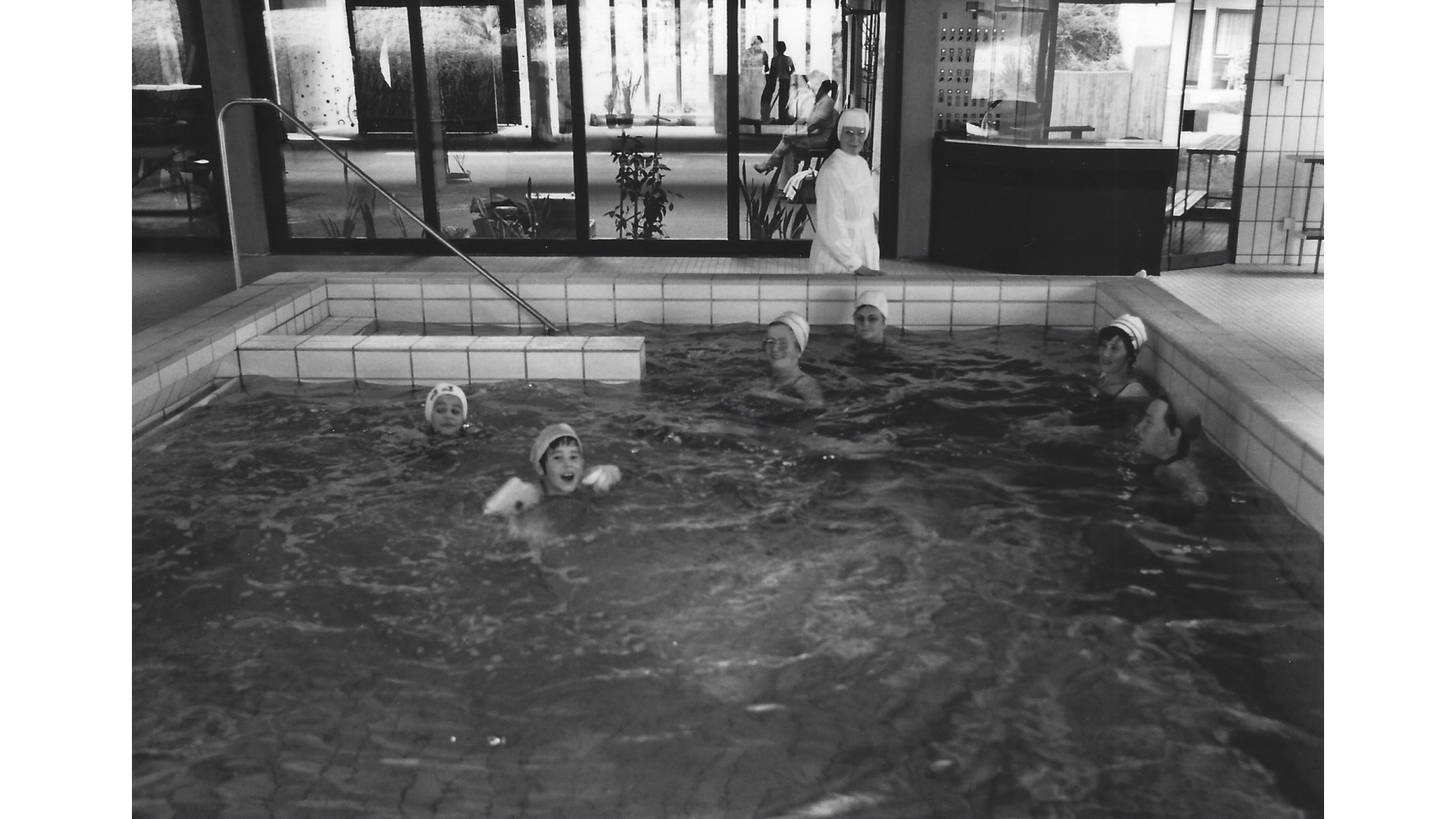 Schwester Heliodora die umsichtige und stets freundliche Akteurin bei der Aufsicht im Schwimmbad. Foto; Archiv Arme Schulschwestern