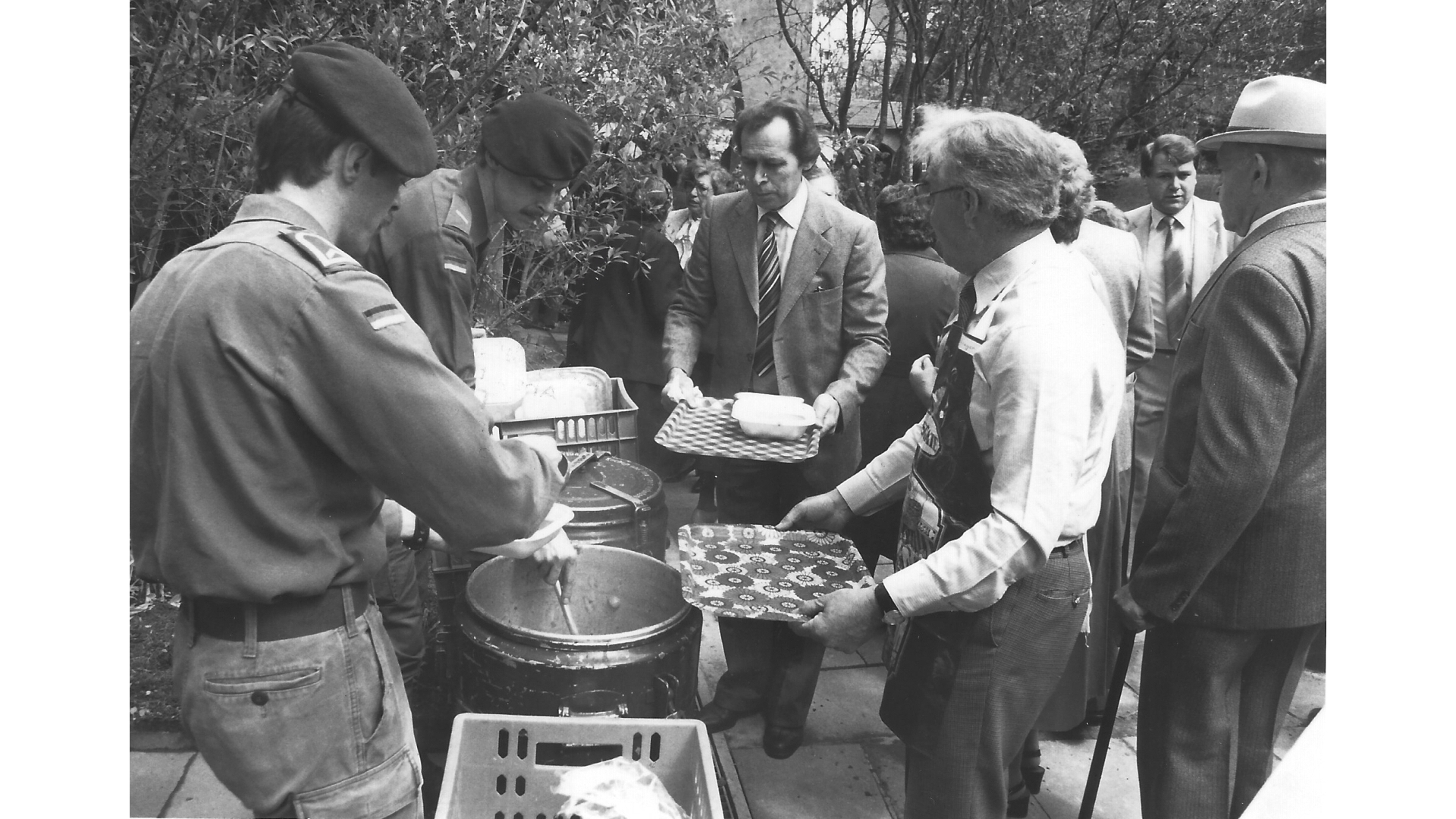 Verpflegung im Klostergarten durch die Bundeswehr Christ Himmelfahrt 1983- Foto: Archiv Arme Schulschwestern