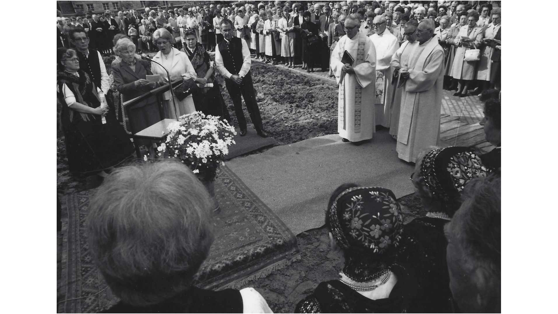 Enthüllung der Gedenktfel an der Wand der Kapelle – Wallfahrt Christi Himmelfahrt 1983 durch Pater Sebastian Müller.Foto: Archiv Arme Schulschwestern