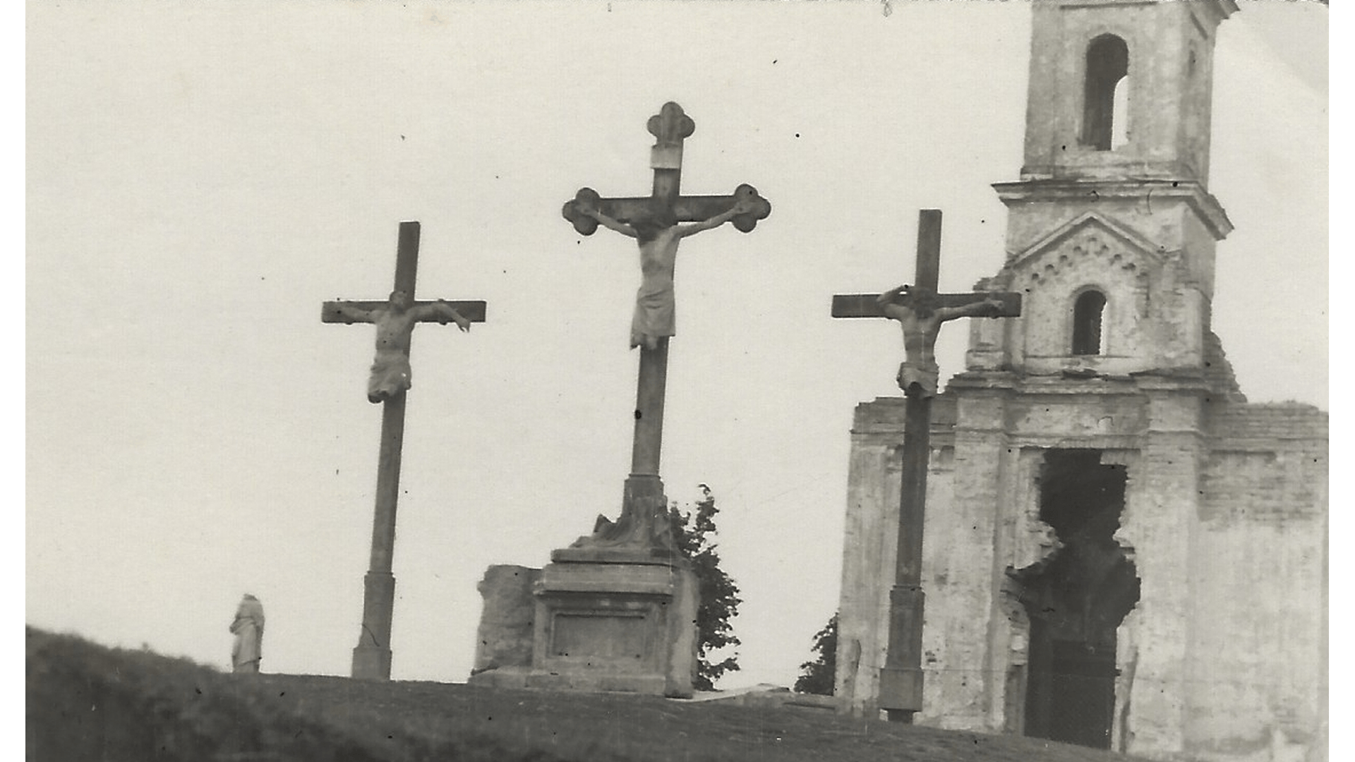 Kreuzigungsgruppe mit Friedhofskapelle 1957. Foto: Archiv Freundeskreis Filipowa