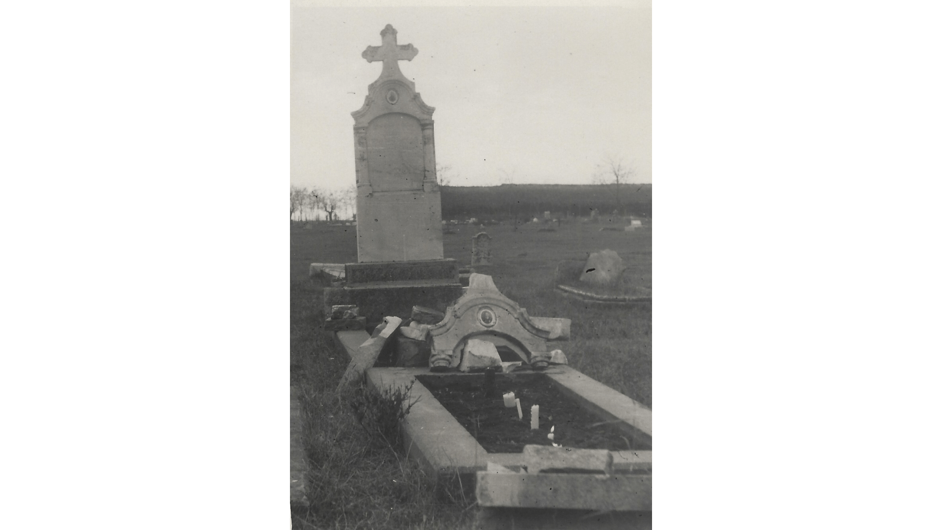 Zerstörtes Einzelgrab 1954. Foto: Archiv Freundeskreis Filipowa