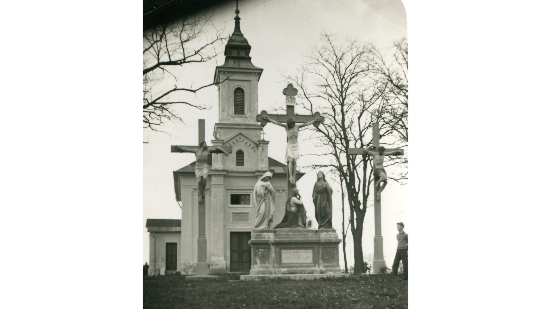 Die Friedhofskapelle mit den lebensgroßen Figuren der Kreuzigungsgruppe. Foto: Archiv Arme Schulschwestern