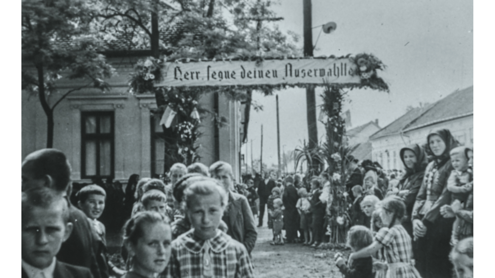 Begrüßung des Neupriesters Jakob Eichinger in der Gasse zum Bahnhof 1936. Foto: Archiv Freundeskreis Filipowa
