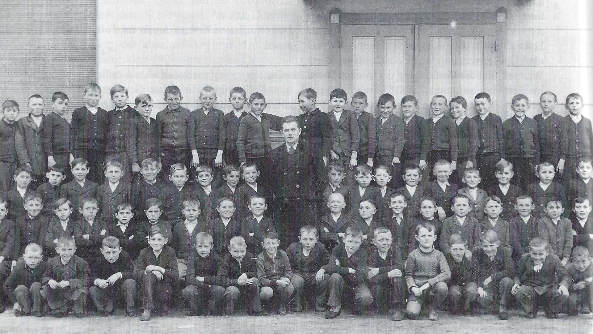 Bubenklasse Jahrgang 1929 mit Lehrer Josef Volkmar Senz, unterste Reihe, fünfter von rechts: Dr. Georg Wildmann, ein späterer Historiker der Donauschwaben. Foto: Archiv Arme Schulschwestern