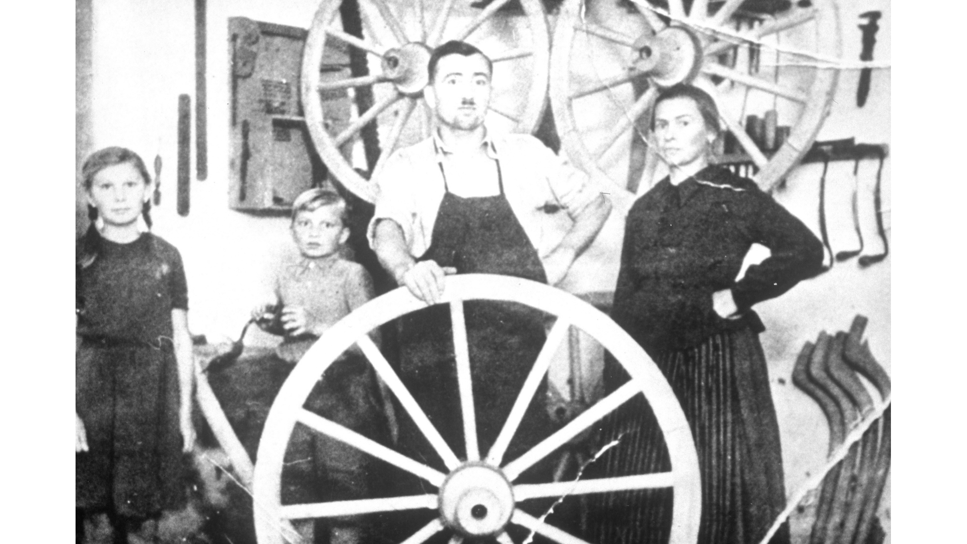 Wagnermeister Anton Keller mit Familie In der Werkstatt 1936. Foto: Archiv Freundeskreis Filipowa