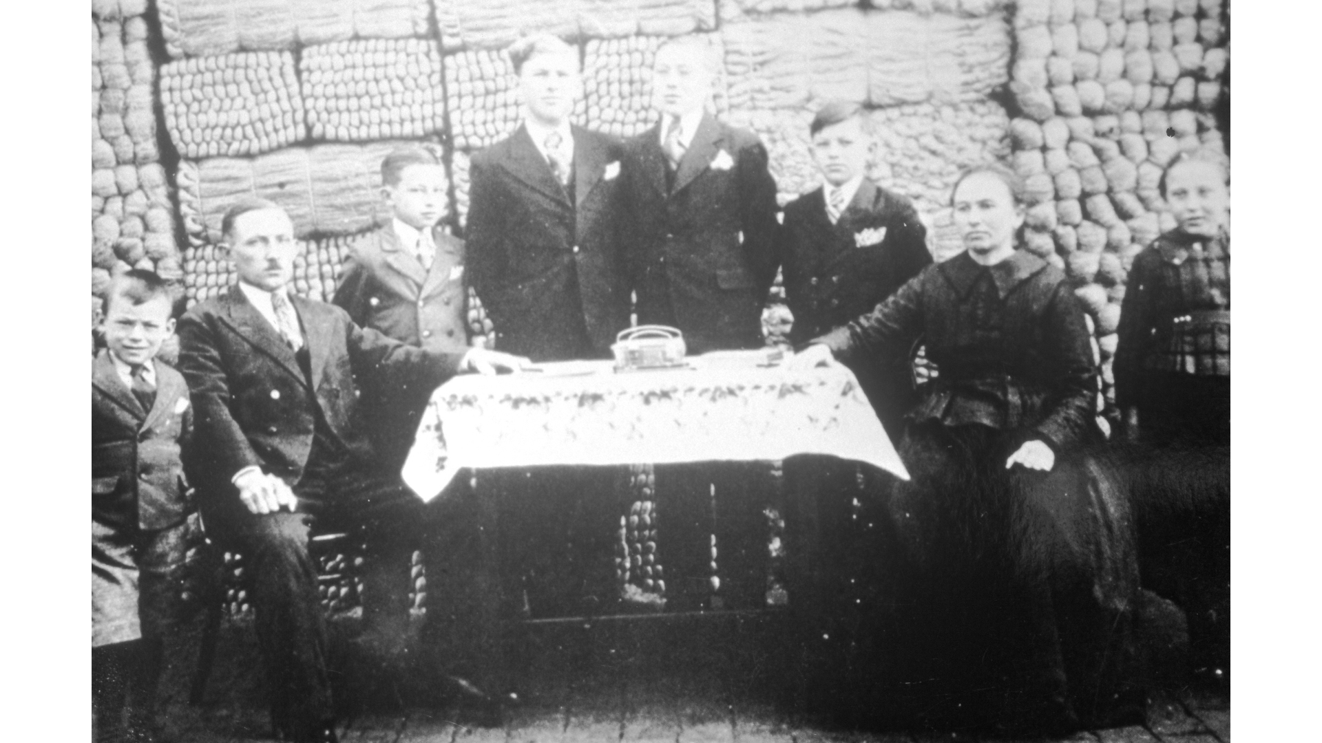 Familie von Martin Teppert, Hanfhändler, mit lieferbaren Hanfsortimenten. Foto: Archiv Freundeskreis Filipowa