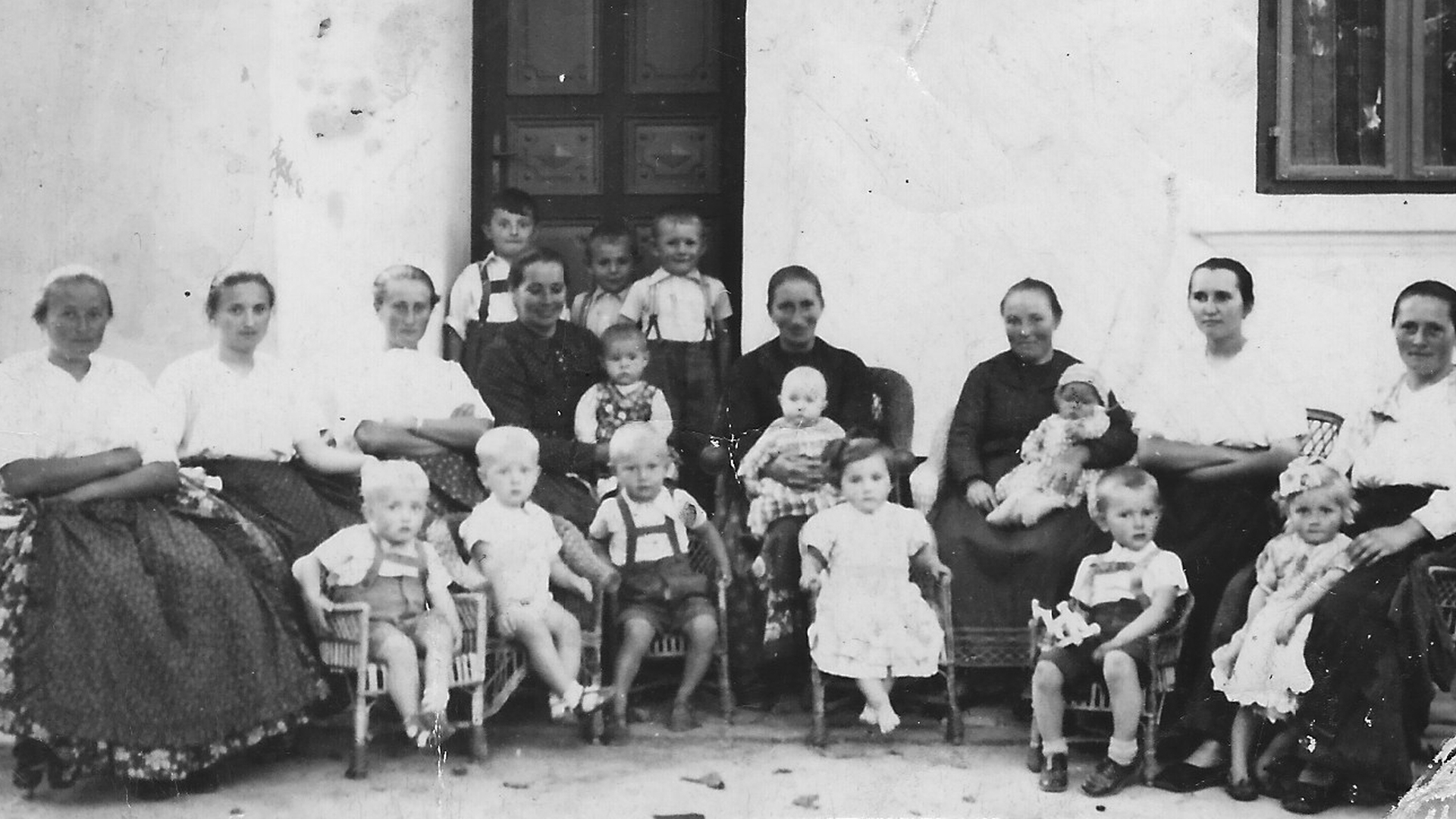 Nachbarsfrauen-Treff in der Klostergasse am Sonntagnachmittag 1940/41. Foto: Archiv Freundeskreis Filipowa