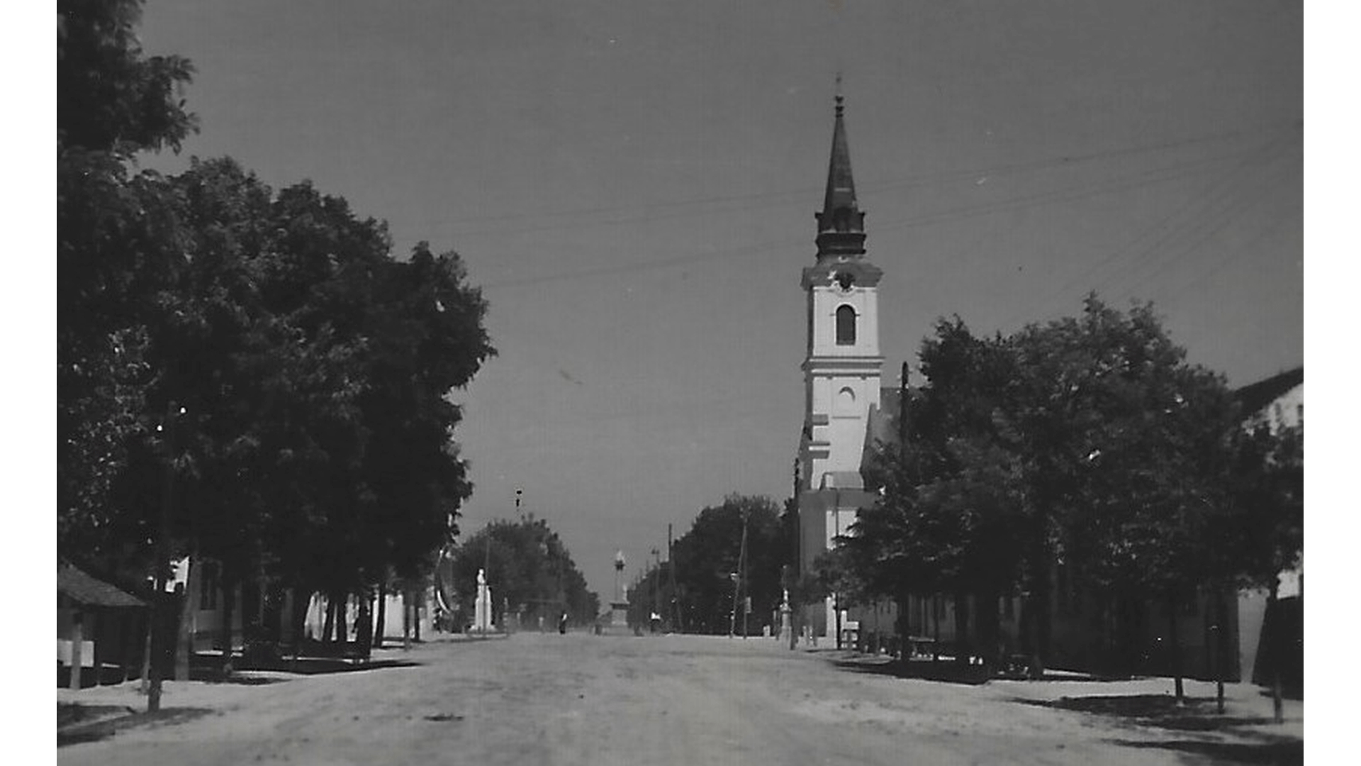Ortszentrum – Dreifaltigkeitssäule und röm.kath. Kirche – 1938
